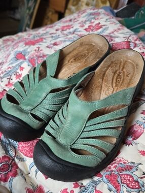 Keen Calistoga Slip On Open Back Toe Guard Sage Green Leather Sandals Sz 6 • 36